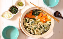 鍋料理はとても手軽ですが、子どもから歓迎されないこともしばしば。そこで今回は「野菜たっぷりお花餃子鍋」をご紹介します。餃子の皮2枚で野菜を包み、バラ型に餃子を成形。たっぷりのお野菜とともに鍋仕立てにします。子どもの好きな餃子が入っているから、お子さんも無理なく野菜をたっぷり食べられます。