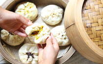 温かい食事が恋しい季節、おやつもホカホカのものが恋しいですね。今日は残り物のカレーを使って手軽に作る「簡単カレーまん」をご紹介します。本格的な中華まんは酵母で膨らませますが、今回はベーキングパウダーを使って手軽に作れます。台所にある材料で思い立ったらすぐ作れる「簡単カレーまん」。あんまん、チャーシューまん、ピザまんなど、アレンジも自在です。