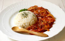 忙しい年の瀬にハフハフ食べられる「きのこのハヤシライス」をご紹介します。お肉の代わりにうまみがあるきのこをたっぷりと使った手軽なハヤシライス。トマトケチャップとウスターソース、みそのコクで本格派の味に仕上がります。ハンバーグやオムライス、パン、パスタに添えたり、グラタンやパイの具にもアレンジ可能な「きのこのハヤシライス」。お子さんと一緒にアツアツを召し上がれ！