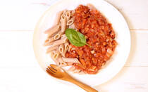 森の栄養がたっぷり詰まったしいたけをたっぷり使ったボロネーゼパスタを紹介します。しいたけはうまみ成分であるグアニル酸を多く含み、森のダイヤとも言われます。くるみを加えることで食感が楽しく、トマトホール缶を加えることでうまみが倍増！ 耐熱皿に入れて焼けばラザニア風、パスタの代わりに厚揚げを和えれば、ご飯に合う一品にアレンジできます。