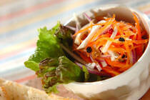 スーパーに冬野菜が並ぶ季節になりましたね。近頃は、大抵の野菜はどの季節でも手に入りますが、旬の味にはかないません。そんないまが食べ頃の、ニンジン、白菜、カリフラワー、芽キャベツ、レタスなどの、冬野菜をたっぷりと食べられるレシピをご紹介します。少しアレンジを加えて、冬野菜レシピのバリエーションを増やしましょう。