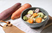 温かい汁物が恋しい季節、お子さんと一緒に作れて体が芯から温まる具沢山すいとん汁をご紹介します。野菜を煮ている間に小麦粉を水をといて入れるだけだから思いたったらすぐ作れます。野菜やすいとんの型ぬきを一緒にすれば、野菜や汁物が苦手なお子さんもどんどん手が伸びます。豆乳、カレー、トマトなどを加えてアレンジも楽しめます。