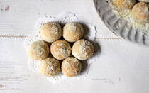 サクッ、ほろッとした食感が楽しいスノーボールクッキーはブール・ド・ネージュと呼ばれている、雪玉をイメージしたまん丸のクッキー。今回は甘さ控えめで手に入りやすい材料を使ったスノーボールクッキーをご紹介します。アーモンドプードルやココア、抹茶パウダーなどをまぶしたり、中にジャムやあんこを入れたり、生地にきな粉やココアを入れたりとアレンジも自在です。お子さんと一緒に作ってみてくださいね。