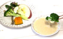 お正月の残りのお餅に食べ飽きたら、モチーズがオススメです。モチーズはお餅で作るチーズ風のディップ。お餅とは思えないほどクリーミーでコクのあるモチーズは、サラダや蒸し野菜など苦手な野菜もおいしく楽しく包み込んでくれます。お餅を刻んで豆乳と調味料を加えてとろ火で煮るだけ。お餅を倍にすればとろけるチーズ風になります。冷蔵庫で常備できるので、アレンジも楽しめます。