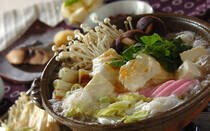 12月に入り寒い日が続いていますね。そんな寒い日に恋しくなるのが鍋です。具沢山の鍋は、体が温まるだけではなく、栄養もしっかりと摂れて、一石二鳥。<br /><br />また鍋の具材を食べた後に、ご飯やうどんなどを入れて〆を味わえるのも魅力ですよね。そこで身も心もホカホカになる人気の鍋レシピをご紹介します。