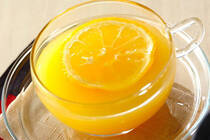 2017年の冬至は12月22日。今年はユズ湯に入るだけではなく、体の中から温まる「あったかユズティー」を飲みながら過ごしてみてはいかがでしょうか。ユズには、果汁はもちろんのこと、それ以上に皮にビタミンCが豊富に含まれています。輪切りも忘れずに入れてくださいね。