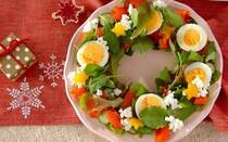 街にはイルミネーションがきらめき、クリスマスムード一色ですね。今年のクリスマスはイヴが日曜日、クリスマスが月曜日ということで、自宅でクリスマスを祝う予定の人もいるでしょう。<br /><br />豪華ディナーを外で食べるのも良いのですが、自宅でクリスマスを楽しむのも素敵です。そこで華やかなクリスマスレシピを5つご紹介します。