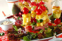 スペインの代表的な料理のひとつ、ピンチョス。日本でいうところのおつまみや前菜といったところでしょうか。小さくカットしたパンに少量の食べ物を乗せ、まとめて串に刺し、食べやすくしたスタイルです。彩りもカラフルで簡単にできるので、パーティシーンにぴったり。今回はクリスマス気分を演出する、華やかなピンチョスレシピを紹介します。