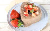 バレンタインデーの本命や友チョコに、食パンと水切りヨーグルトで作る「パンとヨーグルトの簡単ココアクリームケーキ」をご紹介します。ケーキを作るには、材料や行程がたくさんありますが、6枚切りの食パンをスポンジがわりに使い、水切りヨーグルトにはちみつとココアを入れて混ぜるだけのクリームを塗るから、仕事から帰ってきた後でも手軽に手作りできます。火や包丁を使うことなく、あらかじめ水切りヨーグルトさえすれば用意すれば子どもだけでも簡単に作れるから、安心して手作りを任せられますよ。クリームのココアを抜けばショートケーキやトライフルにもアレンジ可能です。