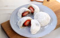 お餅を活用した本格和菓子「切り餅de大福」をご紹介します。本格的な大福は餅粉にお水を加えて鍋で練っていきますが、「切り餅de大福」は、お餅をゆでて水を切り、メープルシロップと混ぜるだけなので、手軽に作れます。子どもには和菓子よりスナック菓子や洋菓子の方が人気の傾向がありますが、和菓子は脂質が少なく、あんこは食物繊維も豊富なのでおやつにオススメ。いちご大福や焼き大福などのアレンジも楽しめます。