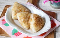 朝炊いて保温し続けたごはんや、冷凍ご飯を温め直して食べるとイマイチおいしく感じない。そんな時、「ほっこりカリカリ焼きおにぎり」にすれば、残りご飯がホカホカおいしく食べられます。焼きおにぎりを作るときには、「小さめ、薄めににぎる」「30回ほどしっかりとにぎる」「焼き網はあらかじめ強火で熱しておく」「弱火でじっくりと焼く」「両面がきつね色になってから醤油を塗る」。この5つのコツを守れば、誰にでも失敗なく理想の焼きおにぎりが作れます。みそ焼きおにぎり、青菜入り焼きおにぎりなどにアレンジするのも楽しいです。