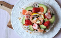 炊いたご飯に常備菜を混ぜたりトッピングして作る「ひなまつりのケーキすし」をご紹介。えびは長生きするように、れんこんは先の見通しがきくように、菜の花は春らしさを演出するためにという思いを込められたちらし寿司。具材を作り置きしておけば、当日ご飯を炊くだけで簡単に作れます。セルクルやケーキ型を使ってきんぴらを混ぜたご飯を型抜きし、トッピングを加えれば、豪華ななちらしずしのできあがり！ すべてのおそうざいが揃わなくても、トッピングに赤、黄、緑の３色があれば、彩り豊かで華やかに仕上がります。ケーキ型がない場合は、ボウルでドーム状に作ることもできますし、四角い保存容器やバットで型を作り、ひし形に切ってひしもちにみたてることもできます。