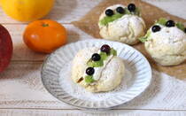 お豆腐と小麦粉で手軽に作れる「無発酵の豆腐パン」をご紹介します。こねたり発酵させたりせず、豆腐も水切り不要で混ぜて焼くだけだから思い立ったらすぐに作れます。外はカリッ、中はふわっふわの食感が楽しめる「無発酵の豆腐パン」。生地に色を加えてカラフルなまるパンにしたり、フルーツサンドにしたり、アレンジも自在です。形を変えればフランスパン風、食パン風、ベーグル風になり、生地にドライフルーツやナッツを入れたり、ツナコーンやトマトソースなどをのせてお総菜パンにしても楽しいです。