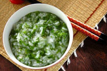 1月7日に食べる「七草粥」。七草粥に使う七草は早春にいち早く芽吹くことから、邪気を払うといわれ、江戸時代から庶民にも七草粥を食べる習慣が広まったといわれています。今回は、そんな七草粥を炊飯器で手軽に作れるレシピを紹介します。