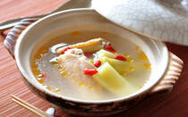 我が家では寒い季節は土鍋が大活躍。保温性が高く、余熱調理が可能です。今回はそんな余熱を使った、サムゲタン風スープのレシピをご紹介。土鍋が余熱調理をしてくれている間にほかの家事もできてしまうので、忙しいときのお助けメニューになりますよ。