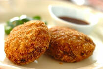 メンチカツといえば、サクサクの食感がご飯との相性も抜群で、みんな大好きなおかずのひとつですよね。今回ご紹介するメンチカツは、キャベツの食感と甘みがおいしく、ボリューミーながらヘルシーな仕上がりが魅力です。冷凍もできるので、時間のある日にたくさん作っておいてもいいですよね。パンに挟めば簡単にメンチカツサンドができるため、休日のお昼などにおすすめですよ。ぜひ、揚げたてのサクサクメンチカツを味わってみてくださいね。