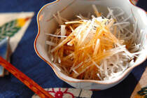 最近は野菜の価格が高く、食費がかさんで、家計のやりくりが大変と感じている方も少なくないのではないでしょうか。今回は時短＆節約を叶えてくれるお助けサラダ「大根だけサラダ」をご紹介します。スダチのさわやかな風味がアクセントになって、さっぱりといただけますよ。