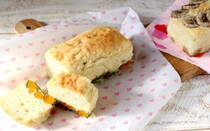 ケーキの中に入ったお野菜が無理なくたっぷり食べられる「ヴィーガンケークサレ」をご紹介します。ケークサレは、フランスで生まれた塩味のお食事系おそうざいケーキ。今回は、オイルで作る、甘さ控えめの軽い食感が楽しいパウンドケーキ生地をご紹介します。食べ応えがあって見た目も華やかなケークサレは、お花見のお供にも、卒園・卒業などの春の贈り物にもぴったりです。ラッピングのアレンジも楽しんでみてくださいね。ほんのり甘いから、フルーツなどを加えれば小さいお子さん向けのケーキとしても楽しめます。