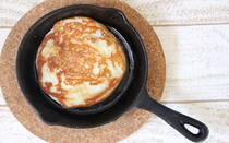 お豆腐と米粉で作る、ご飯のようなおやつ「豆腐と米粉のハニーパンケーキ」をご紹介します。お豆腐と粉を混ぜてフライパンで焼くだけ！ オーブンを使わずに、手軽にパパッと作れる、素朴な材料だけどモチモチフワフワな幸せおやつです。お豆腐をつなぎに入れているから、グルテンフリーでもふわっと軽い食感のパンケーキが作れます。数枚重ねてクリームとフルーツを加えてミルフィーユ風ショートケーキにしたり、クッキー型に入れて焼いたり、ハンバーグなどを挟んでパンケーキサンドにしたり、アレンジは自在です。