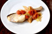 鍋料理に入れたり、ムニエルにしたり、パスタにしたり、幅広い料理に用いることができる「たら」。たらは水分が多く、鮮度が落ちやすいので、寒風にさらした「塩だら」にしてから料理するのもおすすめです。水分が飛び、うまみが凝縮するのが魅力です。おうちで過ごす休日に挑戦してみませんか。