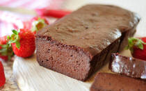 もうすぐバレンタインですね。わが家は夫婦そろってチョコレートが大好きなため、バレンタインではないときも、朝食後はチョコレートをつまみながらコーヒーを飲むのが習慣です。そんなコーヒータイムにしばしば登場するのが、今回ご紹介する濃厚チョコレートケーキ。甘さ控えめの大人味に。