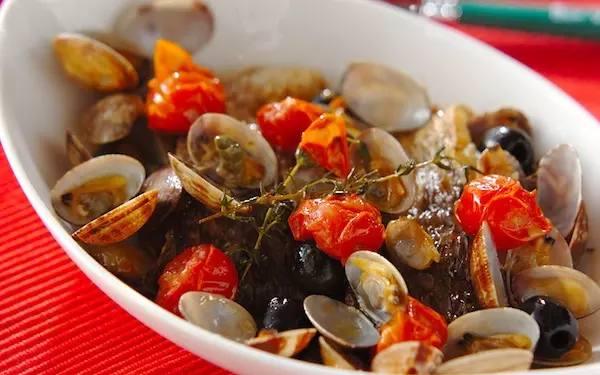 自宅で贅沢な気分を堪能できる、豪華な鯛のアクアパッツァ