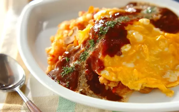 半熟卵をのせるだけ！　オシャレで美味しいオムライス