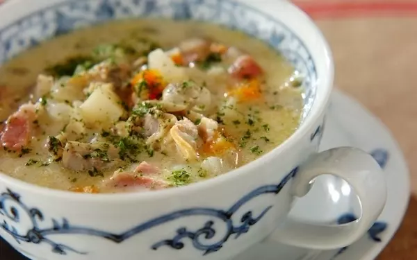 具だくさんで、体がホカホカになるアサリのクラムチャウダー