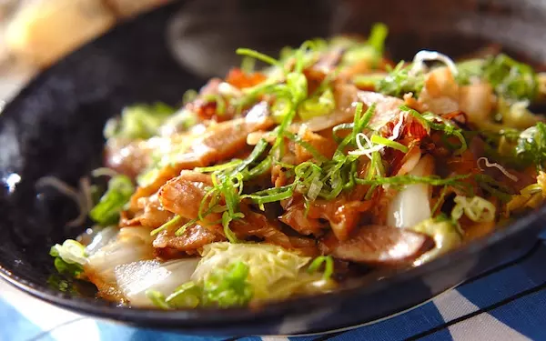 野菜をたっぷり食べられる！　ボリューミーな豚肉と白菜の炒め蒸