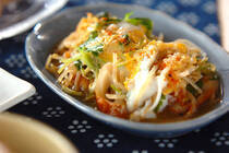 スーパーなどで、とっても安く手に入るモヤシ。ローカロリーで、クセがなく、シャキっとした食感で、いろんな料理に使われています。今回はモヤシを和風にアレンジした一品をご紹介します。モヤシをフワフワの卵とじにしたこちらのレシピは、ヘルシーなのに食べ応えしっかり。ご飯の上にのせて、丼にしてもおいしいですよ。わずか10分ほどでできるスピード料理なので、忙しいときにぴったりなメニューです。