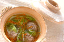 春の気配は感じるものの、まだまだ寒さが続く日々。そんな時はこんなあったかメニューを食卓にいかがですか。ショウガ入りのふわふわジューシーな肉団子から染み出たスープが、冷えきった身体を芯から温めてくれますよ。春雨も入っているので、仕事で帰宅が遅いパパのお夜食にもぴったりな一品です。