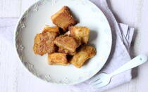 乾物を使ったボリュームおかず、「まるでチキン！高野豆腐ナゲット」をご紹介します。高野豆腐は煮物にするとポソポソのスポンジのような食感で、子どもにはあまりなじみのない食材かもしれません。今回ご紹介する「まるでチキン！高野豆腐ナゲット」はガーリック香る甘辛ダレを絡めて揚げるから、外はカリカリ、中はジューシー！ 地味な乾物が、一気に子ども向けのボリューミーなおかずに変身します。自家製のスイートチリソースもご紹介します。