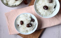 ご飯が苦手なお子さんにも食べやすい、あまぐり入りの炊きおこわをご紹介します。モチモチの炊きおこわは、子どもが大好きな食感。手に入りやすくて甘みのあるあまぐりを加えてより食べやすくしています。お米を研いだら鍋にうつしてそのまま火にかけるだけ。鍋炊きがオススメです。フライパンで焼けばおやき風に、丸めてあんこをまぶせばぼたもちになります。