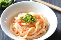 お子さんの昼食に頭を悩ませる春休みがもうすぐそこです。<br />そんな悩ましいママにおすすめしたいのが、冷凍うどんをレンジで加熱して、たらことごま油を混ぜれば完成！という超手抜きうどんメニューです。