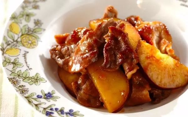 2つの調味料で作る、簡単な豚こま肉とサツマイモのママレード煮