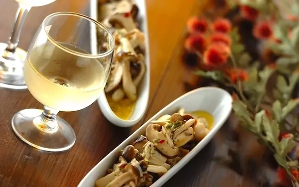 常備菜にぴったり！　白ワインとの相性も抜群なキノコのマリネ