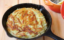 今回ご紹介する「幸せじゃがいもガレット」は切って焼くだけ。ジャガイモと塩、油だけでいつものじゃがいもがあっという間にごちそうに変身しますよ。じゃがいもの芽や皮にはソラニンという有毒物質が含まれるので、なるべくとりのぞきましょう。ホクホク系とねっとり系のじゃがいもによって仕上がりが違うので、品種を変えて試してみてください。スキレットやフライパンで焼いて裏返す時に卵やチーズをのせてもおいしく仕上がりますよ。じゃがいものおしゃれな使い切りレシピ、お試しください。