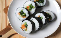 ご飯が楽しくたっぷり食べられる「たっぷり野菜のキムパ」をご紹介します。キムパは、ご飯にごま油の風味を効かせた韓国のり巻き。今回は、青菜や人参などの野菜をたっぷり使った、ベジタブルキムパをご紹介します。キムパの具は、人参と青菜、それぞれのナムル。彩りもいいので、お弁当にもオススメです。キムパをたくさん作って食べ飽きたら、天ぷらもオススメです。サクッと軽くて、おやつとしても食べられます。