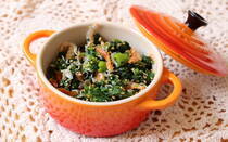 子どもはご飯のお供にふりかけが大好きですが、市販のふりかけは塩分や食品添加物が気になりますね。今回は、塩を加えずに、乾物に含まれる塩分を利用した「青菜と乾物の手作りふりかけ」をご紹介します。青菜が苦手な子どもも、ごま油やごまの香り、じゃこや桜えびのコクでどんどん手が伸びますよ。無添加なうえに栄養満点。ゆでたうどんやパスタ、チャーハンなどに加えてもいいですし、スープの具として使ったり、おにぎりに混ぜてたりしてもよく合いますよ！