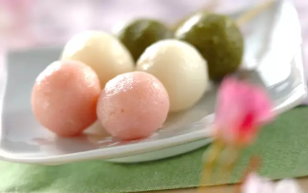 簡単に茹でて作れる、定番のお花見団子