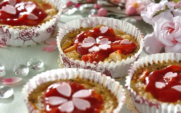 ハムを桜の花びらに、簡単に作れるカップでキッシュ