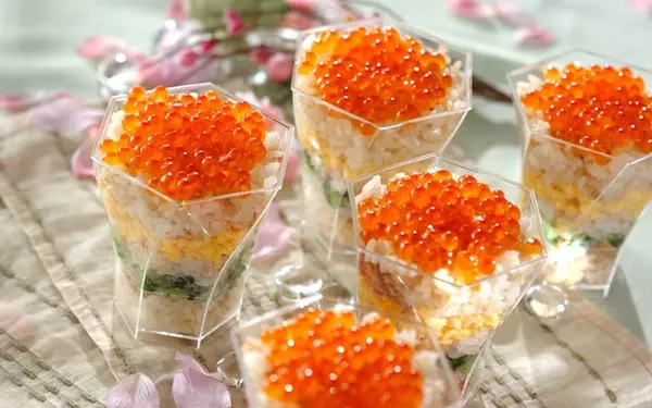 お花見のシメの一品にも最適、彩りカップ寿司