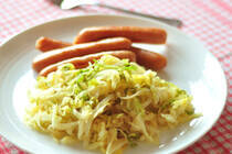 発酵のひと手間が必要なザワークラウトですが、この発酵を家庭でやるのは意外と大変。なので、私はお酢と隠し味のクミンというスパイスで、それっぽく作って常備菜にしています。目立たない存在ながら、さっぱり感が意外と箸休めに好評で「これどうやって作ったの？」と聞かれる率が高い手前みそレシピです。