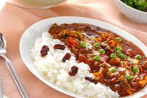 市販のルーを使わずハヤシライスを作ったことはありますか？　　「煮込み料理だし時間がかかりそう」「作るのが難しそう」などというイメージばかりが先行しがちですが、そんな方にぜひトライしてもらいたいレシピをご紹介します。もちろん、ハヤシライスを作ったことがある方にもおすすめです。