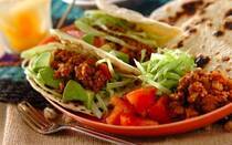 残業で遅くなった日や時間がないときに、フライパンひとつで完成するレシピがあれば助かると思いませんか？　洗い物も少なくて済み、調理が簡単なのも嬉しいポイント。<br /><br />またお腹が空いたときに、ササッと作って食べることもできます。今回は人気のフライパンでできる主菜レシピを5つご紹介。