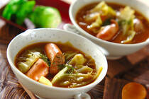 寒さが和らぎ、だんだんと暖かくなってきて、春の訪れを感じる今日この頃。スーパーなどでも春野菜を見かけるようになりました。そんな今回は、春キャベツと新玉ネギの春野菜を使ったカレースープをご紹介します。