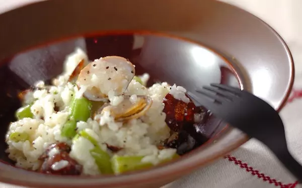 炊いたご飯を使用！ 短時間で完成するアサリのリゾット風