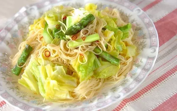 アンチョビの旨味がたまらない、春野菜のパスタ