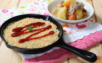 肉じゃがやポテトサラダのリメイクにオススメの「ジャンボコロッケ」をご紹介します。子どもたちに人気のコロッケは、下ごしらえが大変ですが、スキレットや小さめのフライパンに入れて焼くだけで、ノンフライでホクホクコロッケが作れますよ。ポテトサラダやマッシュポテト、カレーで残ったじゃがいもなどからも作れます。カレーコロッケやかぼちゃコロッケなどにもアレンジ可能です。