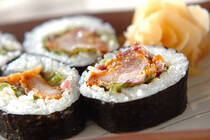 今回のメニューは、冷凍食品の唐揚げを巻き寿司にアレンジ。しば漬けと合わせたマヨネーズがとってもおいしく、唐揚げとも相性抜群！　大人も子どももみんな大好きな味わいに仕上がっています。冷凍の唐揚げを使っているので、10分程度で調理が完成するのも、疲れているときや体がなまっているときには嬉しいですよね。